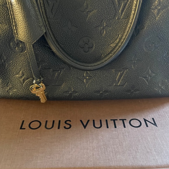 Louis Vuitton - Picture 2 of 8